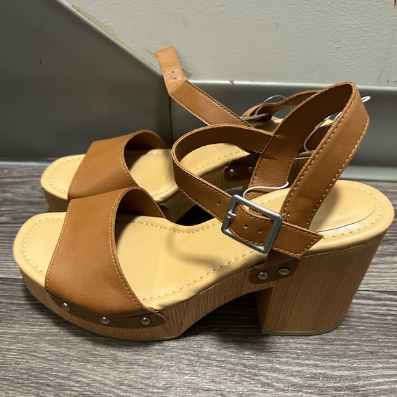 Woman’s sandals size 9.5 - Picture 2 of 6